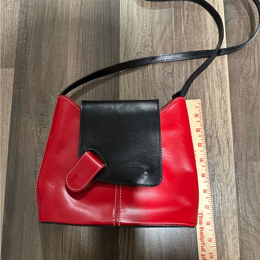 L’Artigiano Italy Red and Black Leather Bag. Modernist snap closure.NWOT